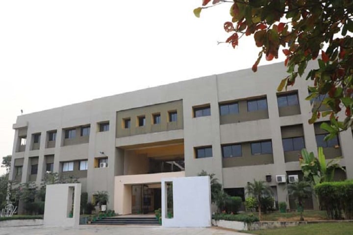 https://cache.careers360.mobi/media/colleges/social-media/media-gallery/1880/2021/1/13/Campus View of Swarrnim Startup and Innovation University Gandhinagar_Campus-View.jpg